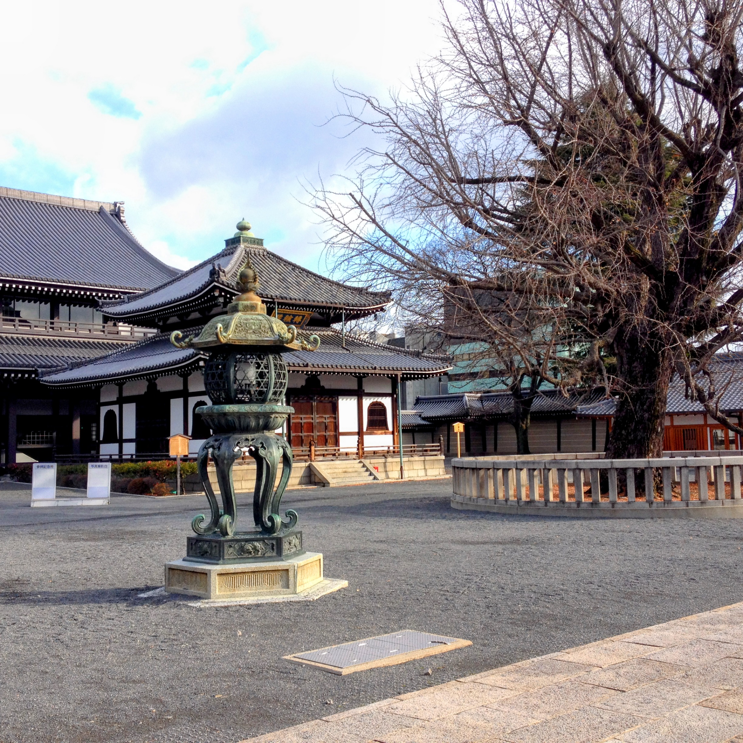 西本愿寺 · 广场铜灯笼 + 御影堂侧角