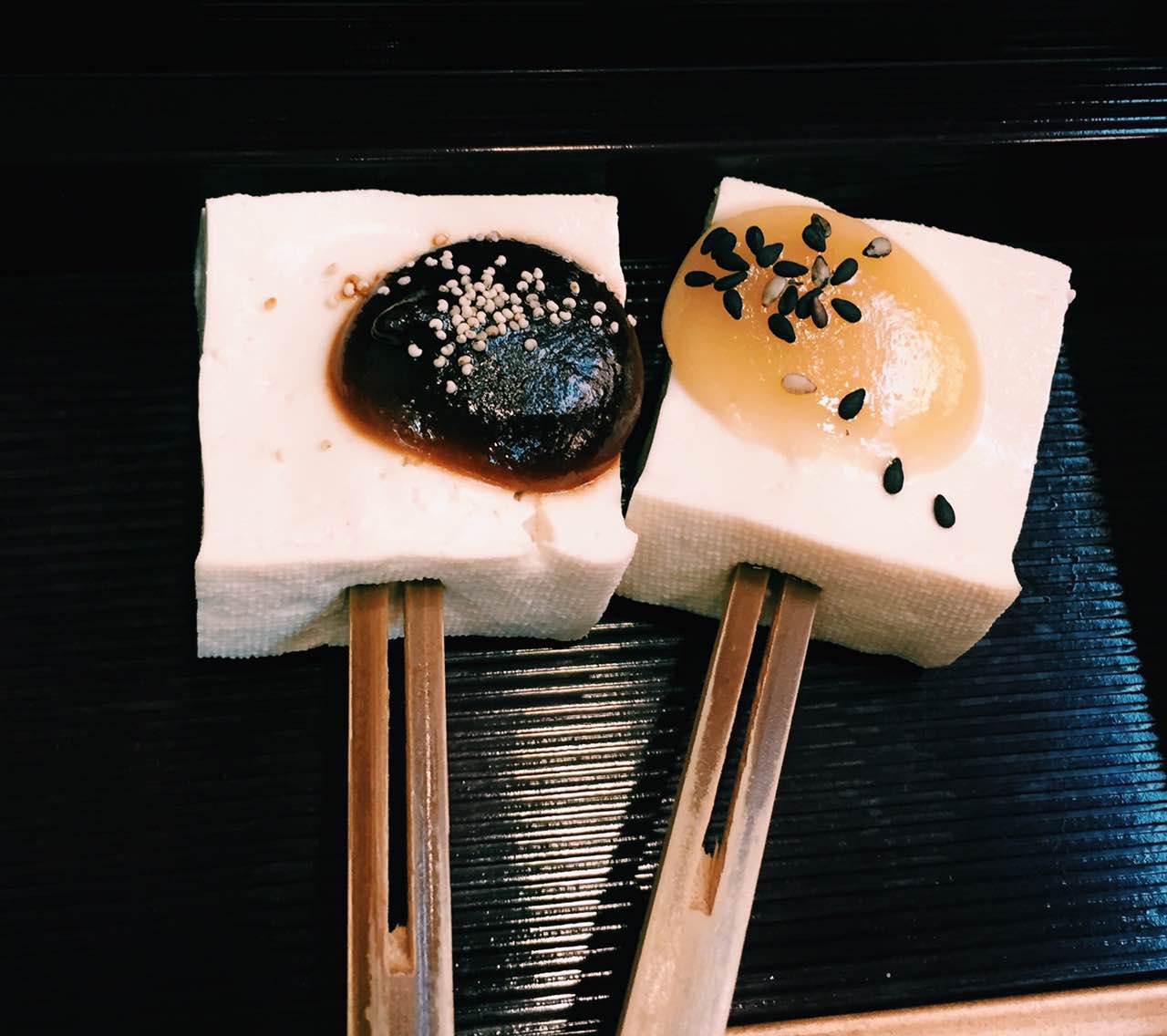 田乐豆腐 · 一黑一黄
