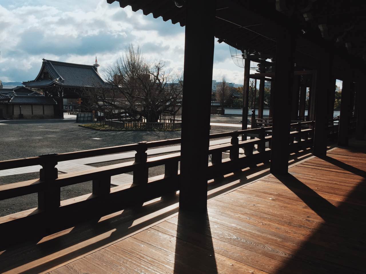 御影堂廊上 · 远景京都塔