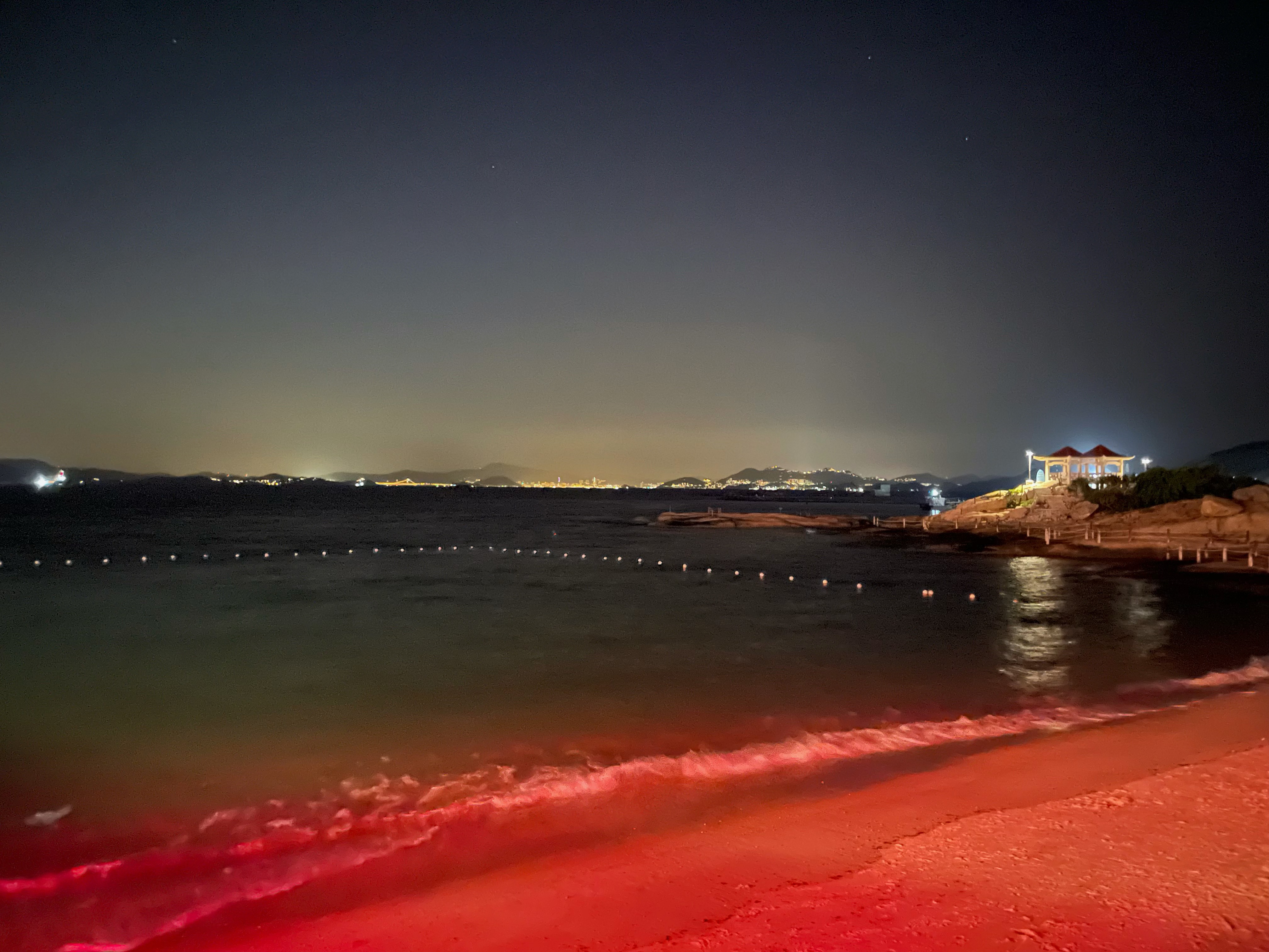 夜晚海滩 · 红色灯光 + 远景亮亭子