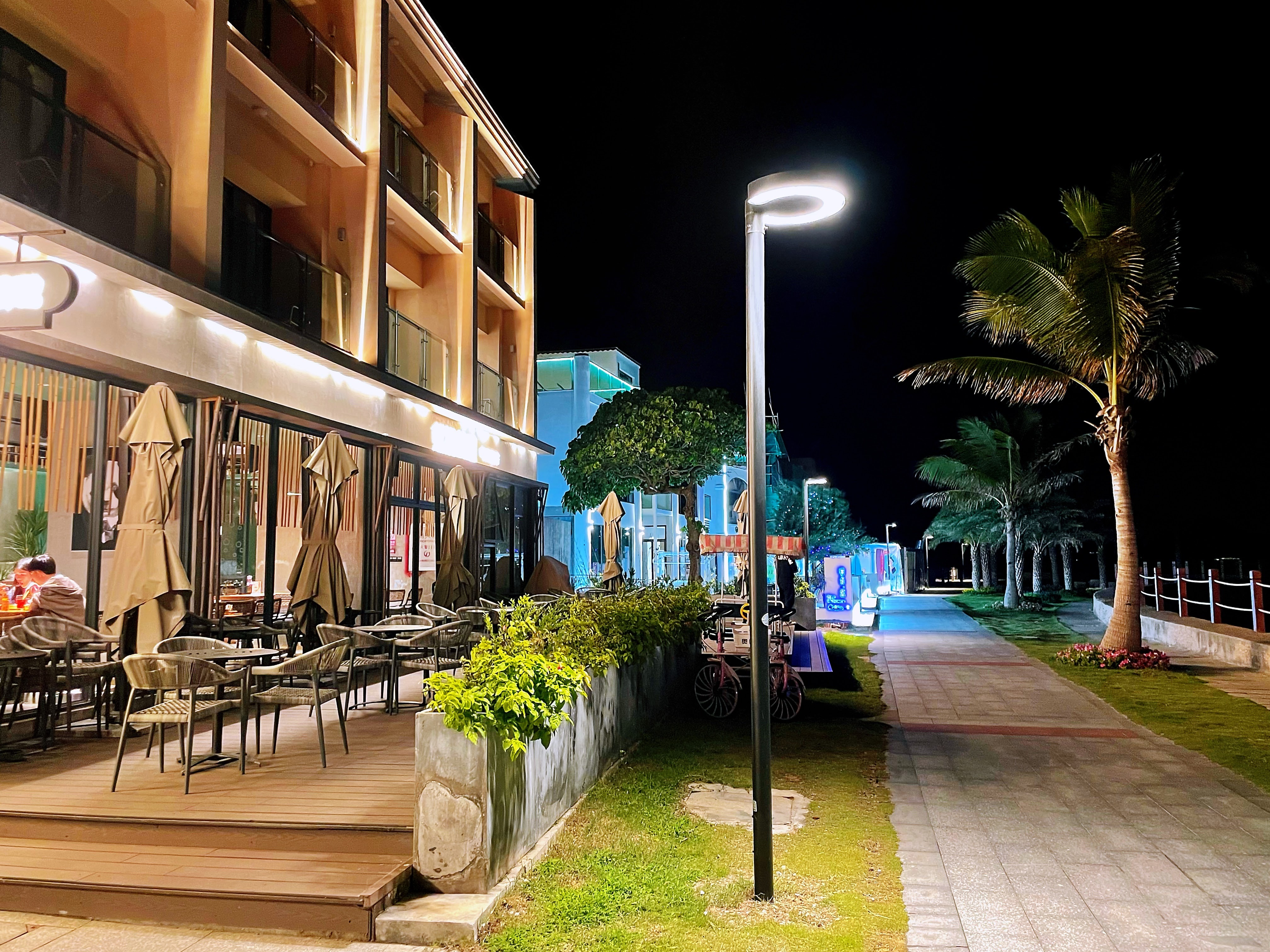 夜街 · 海边商业街 + 餐厅露台 + 椰子树