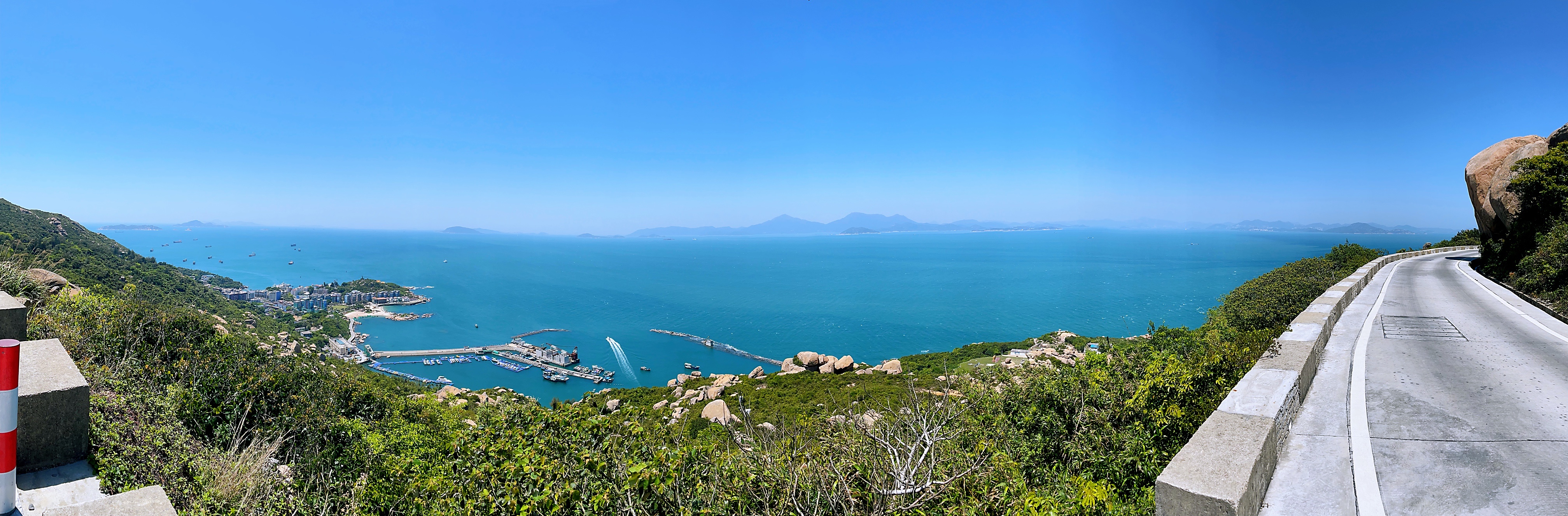 山顶宽幅鸟瞰 · 南湾港 + 渔船 + 远岛