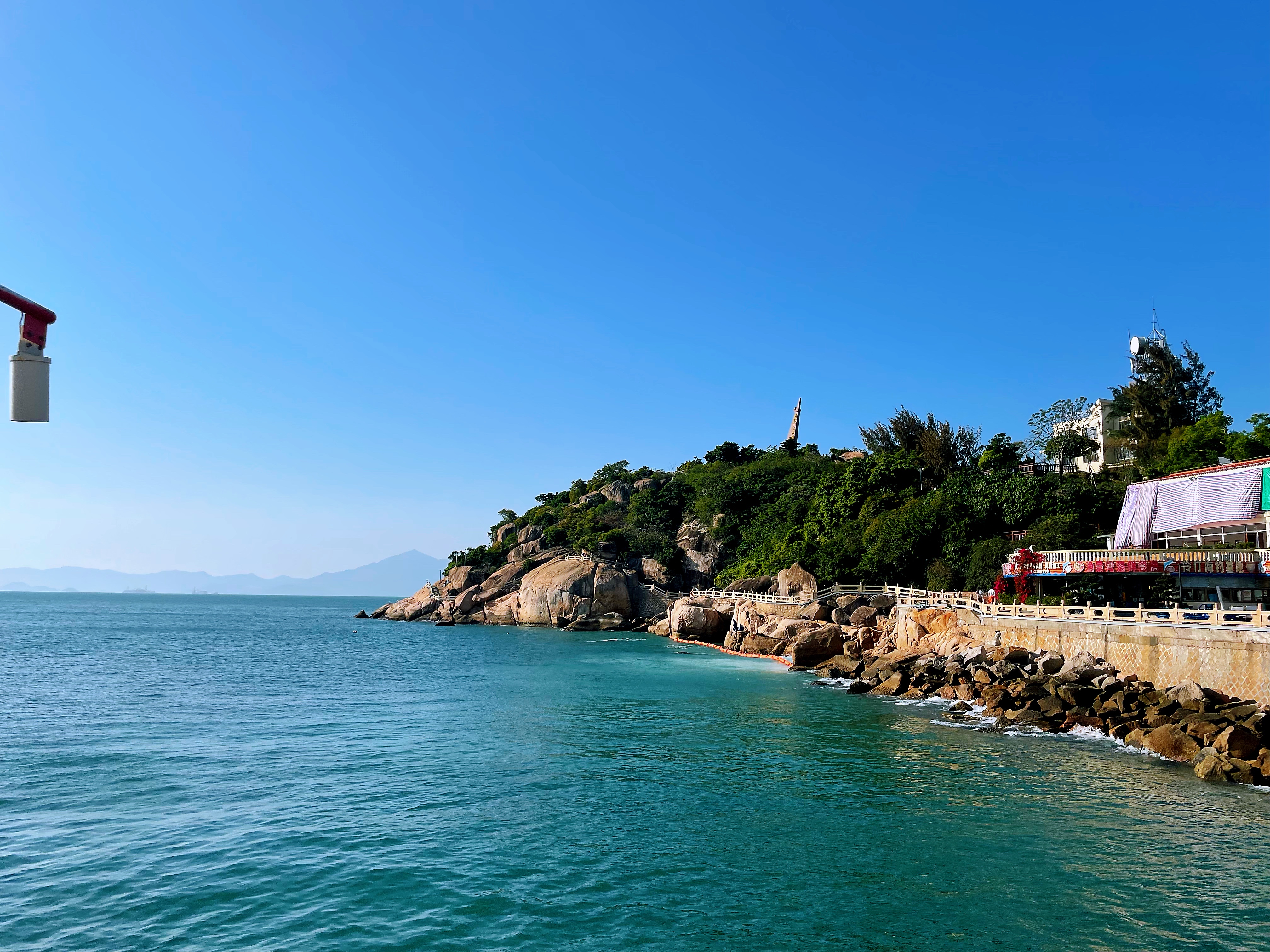 离岛前 · 海岸礁石 + 白塔 + 蓝绿色海水