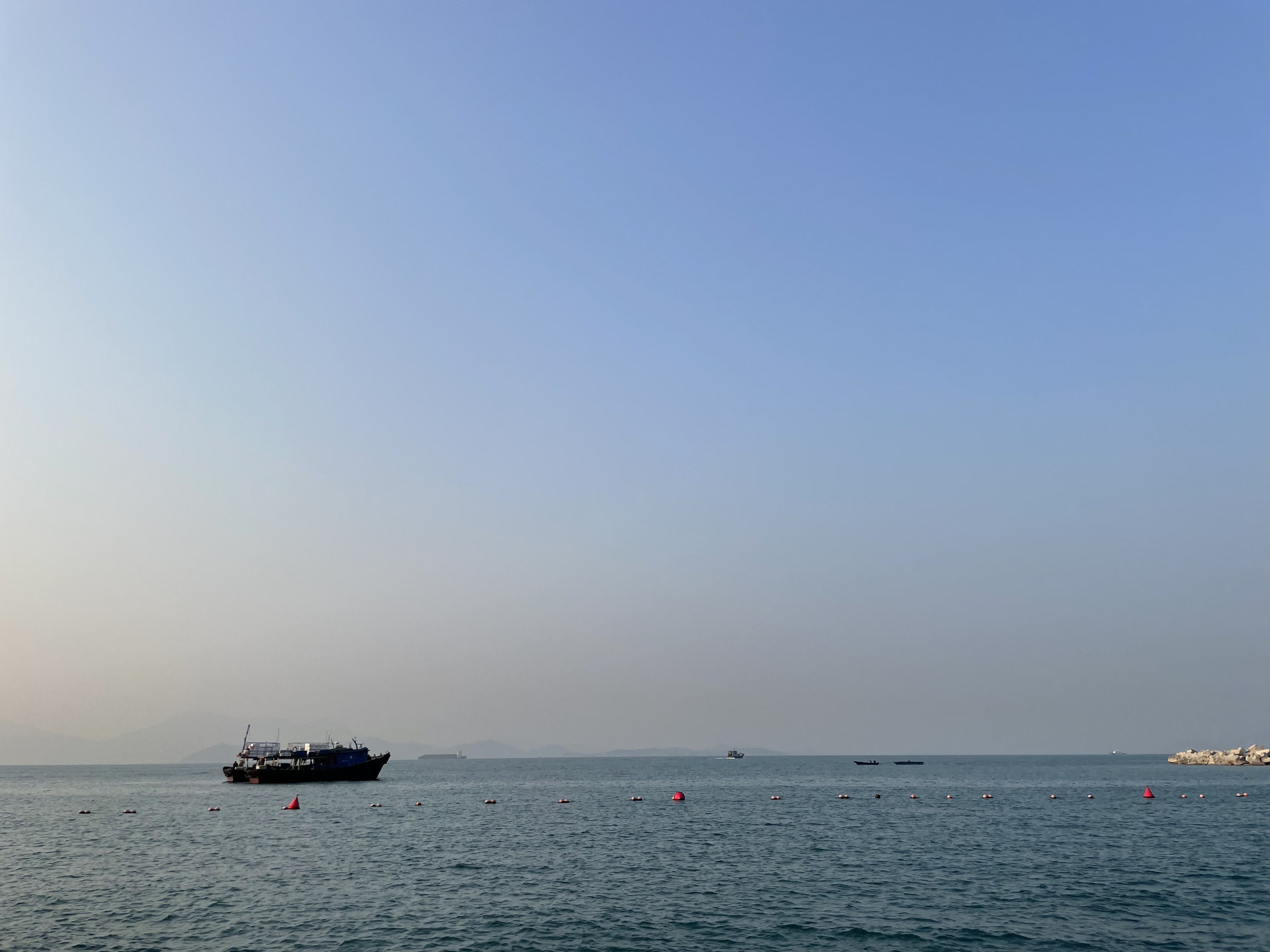 17:30 · 海面 + 远船 + 浮标