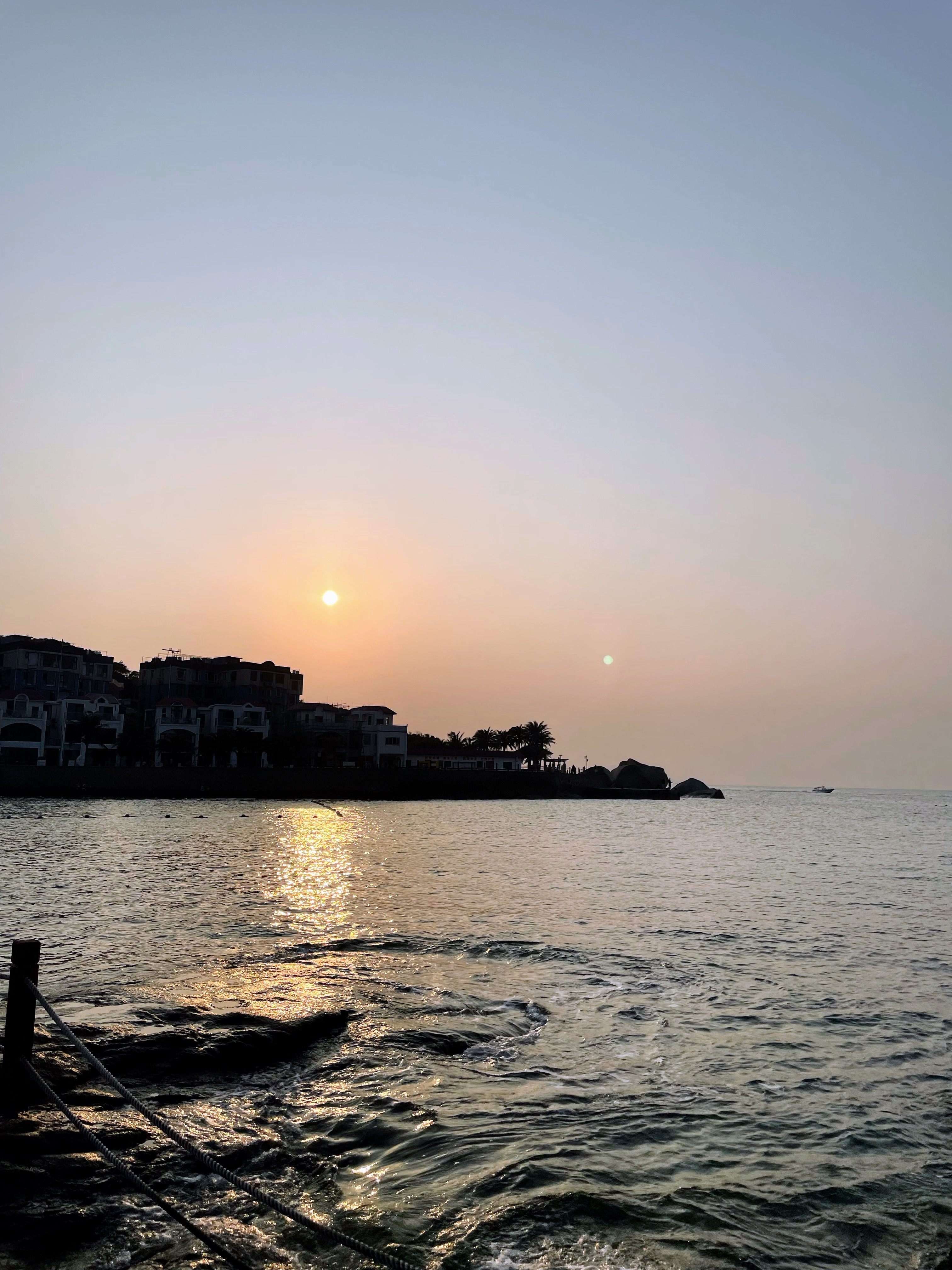 17:39 · 西岸度假公寓 + 落日反射