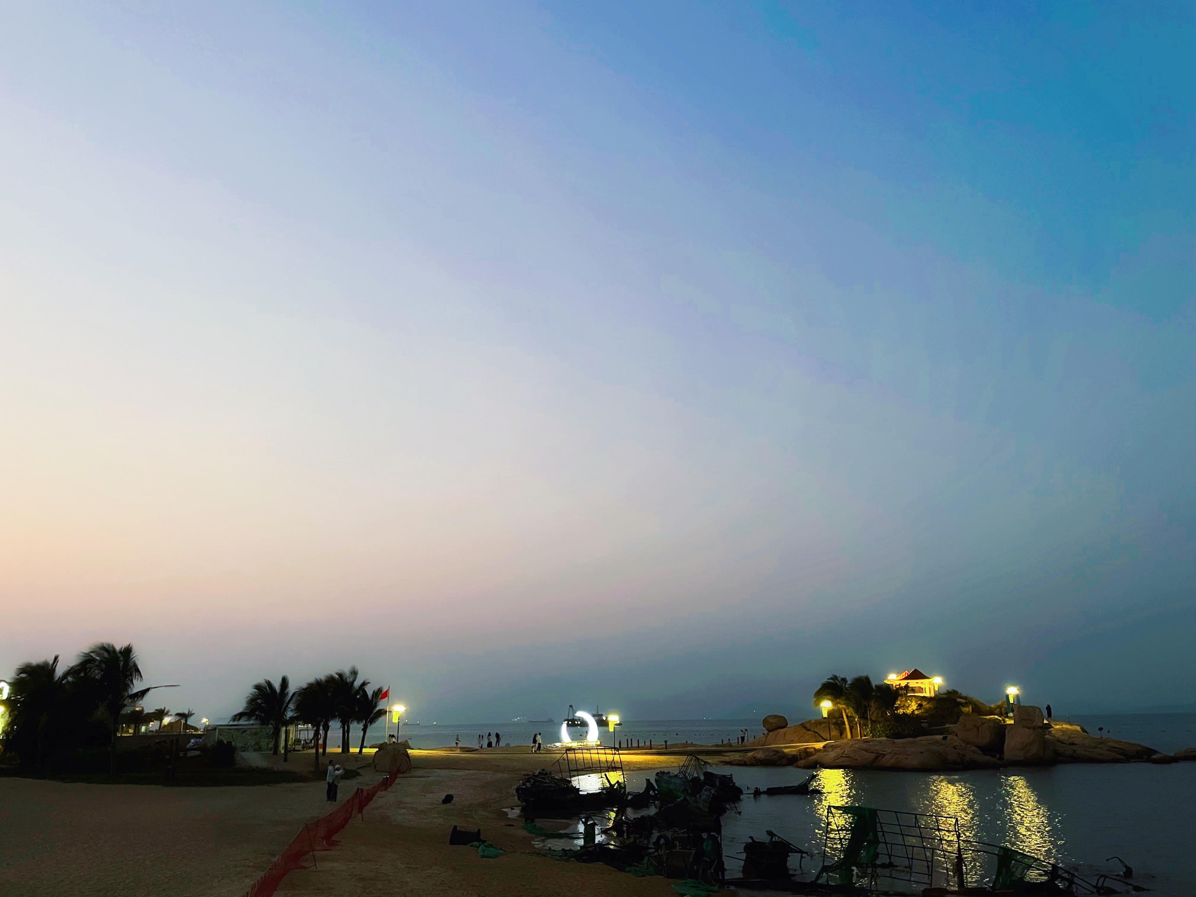 海滨广场夜景 · 远景小山岩岛