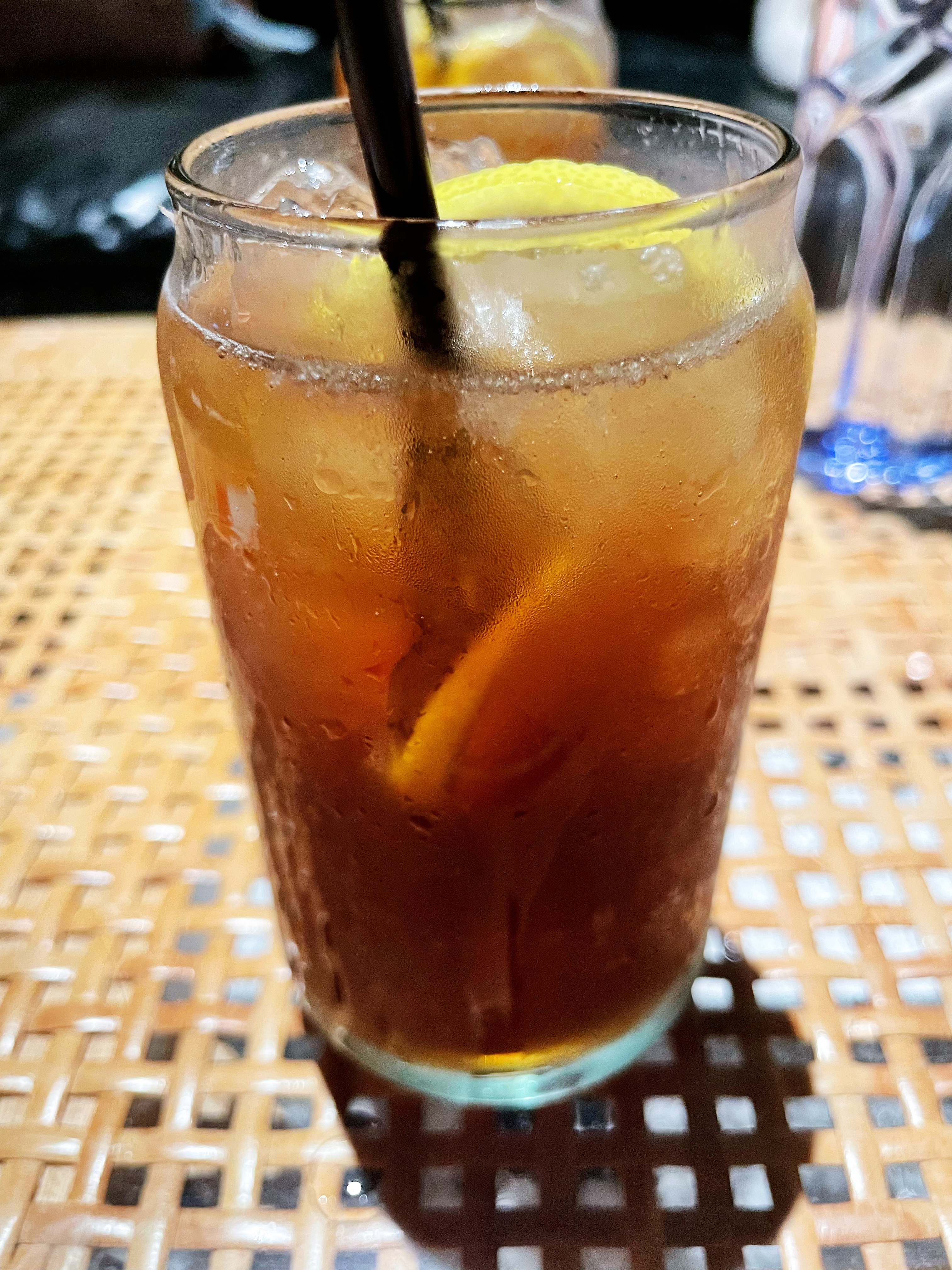 长岛冰茶 · 玻璃杯 + 藤编桌