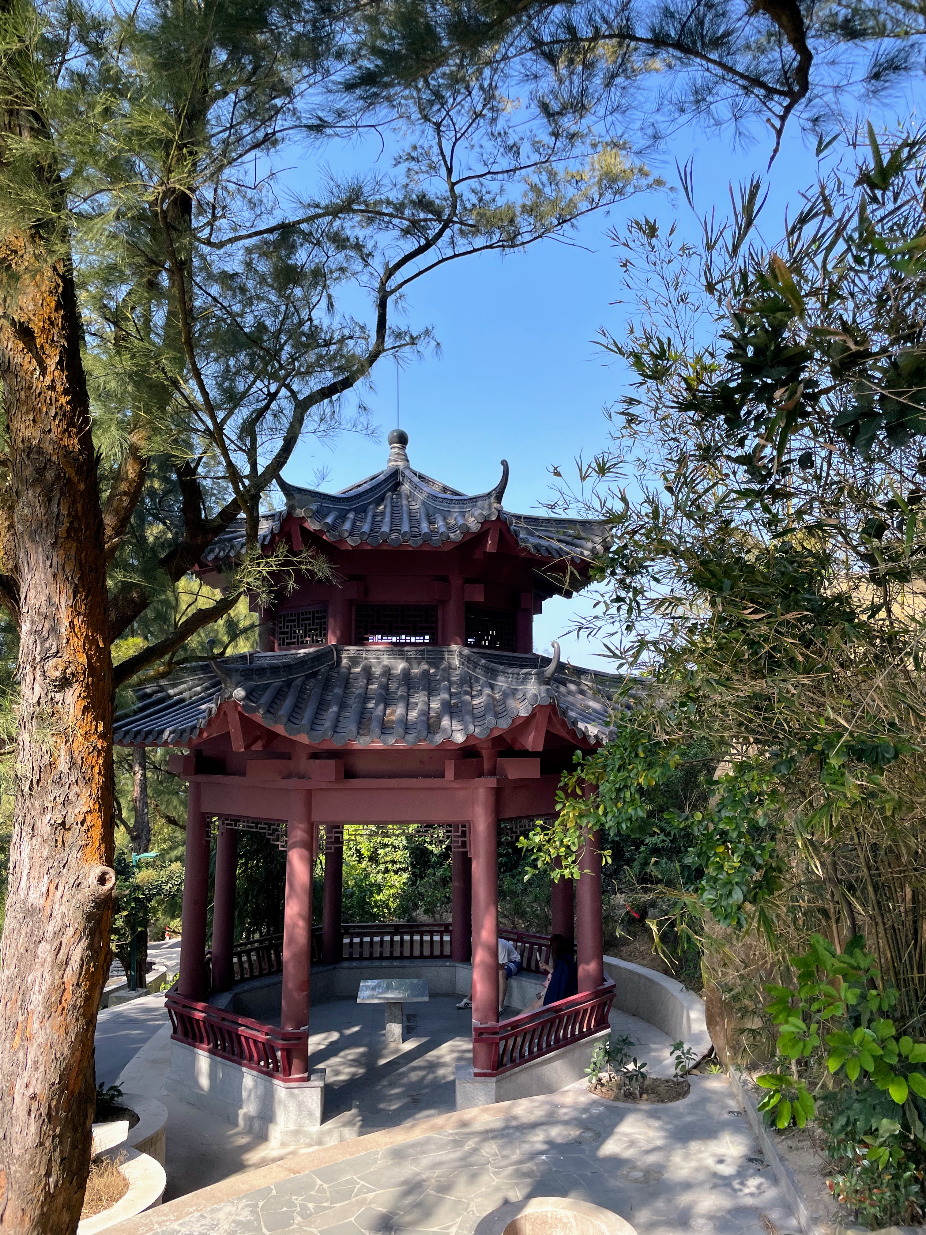 中式六角亭 · 红柱 + 灰瓦