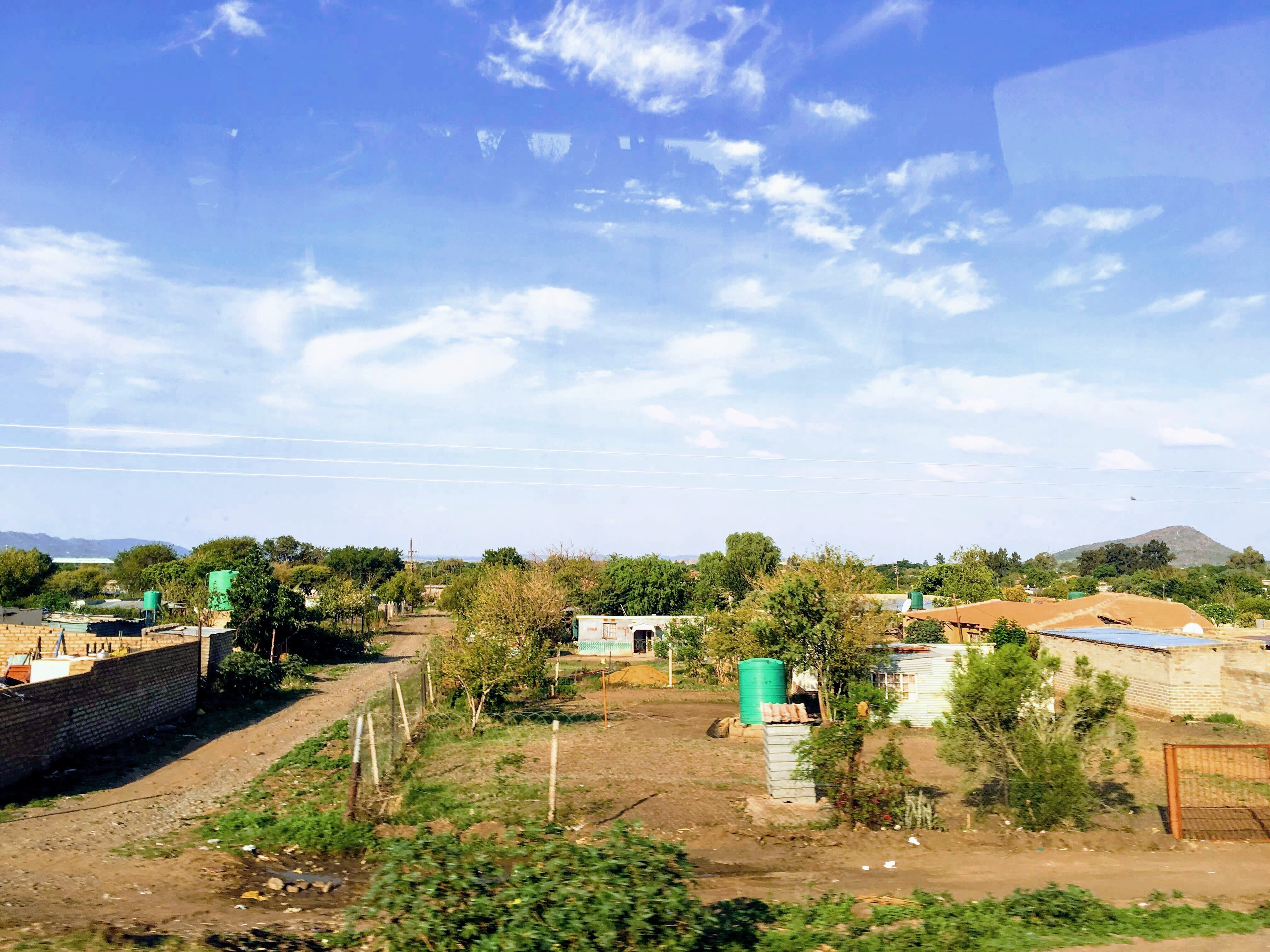 车窗外 · township