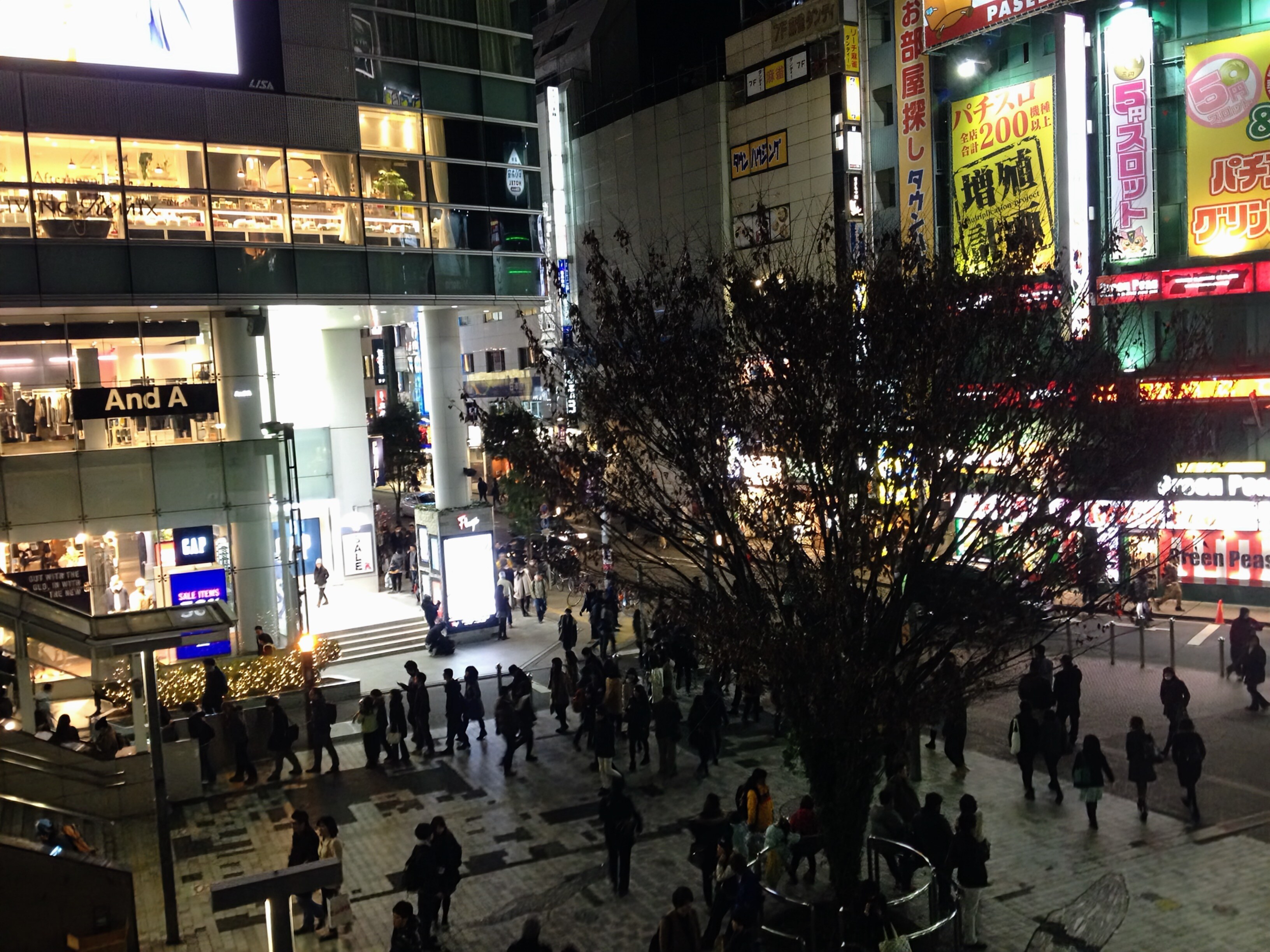 新宿站前夜景