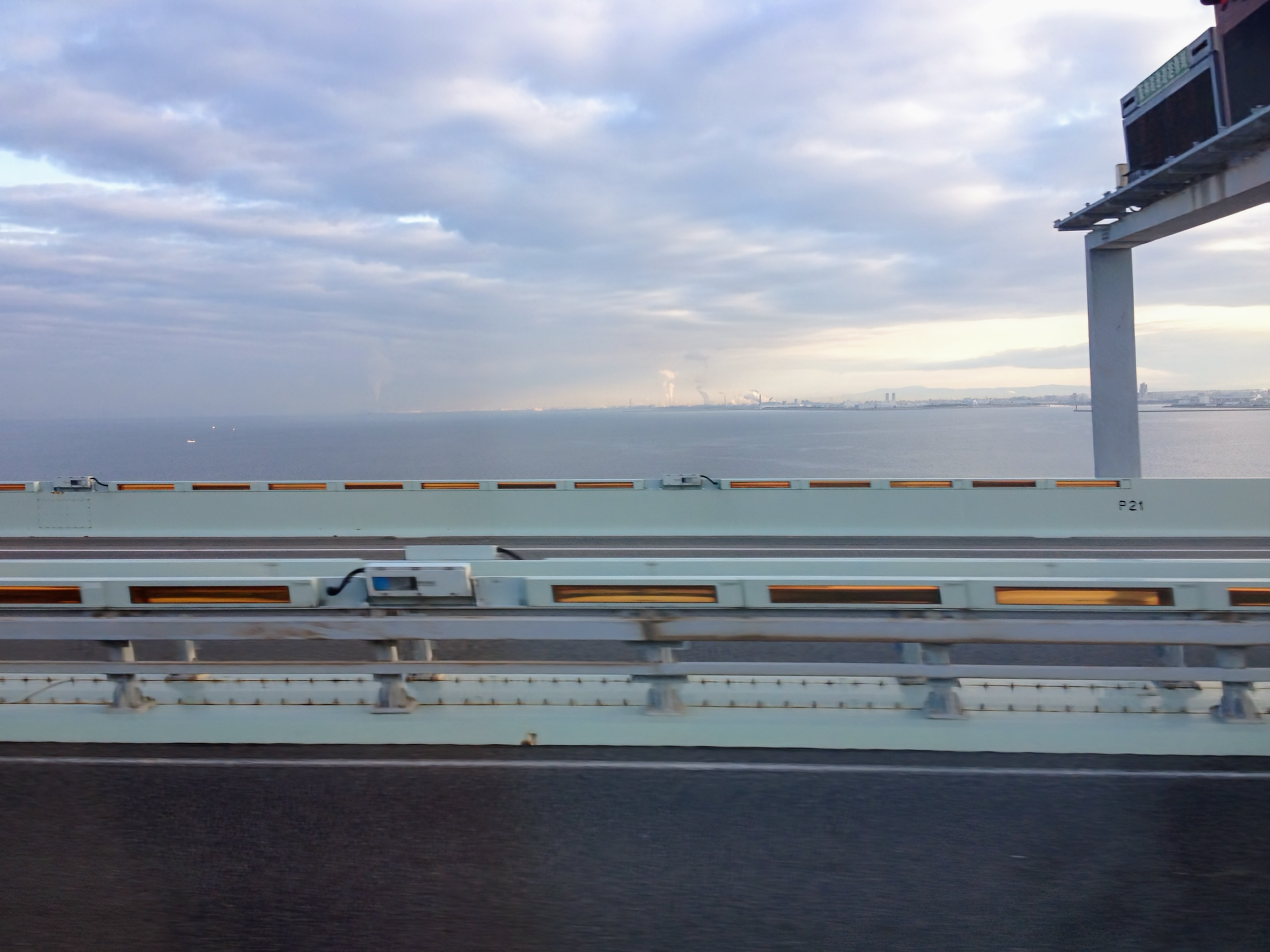大巴过 関西国際空港連絡橋 · 海湾 + 远景烟囱
